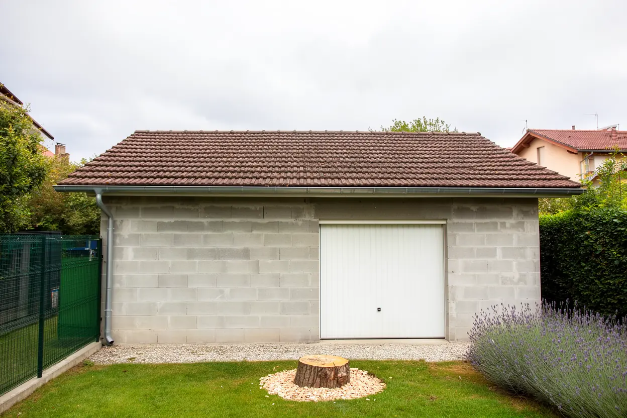 Garage dégagé après démontage du conifère grenoblois