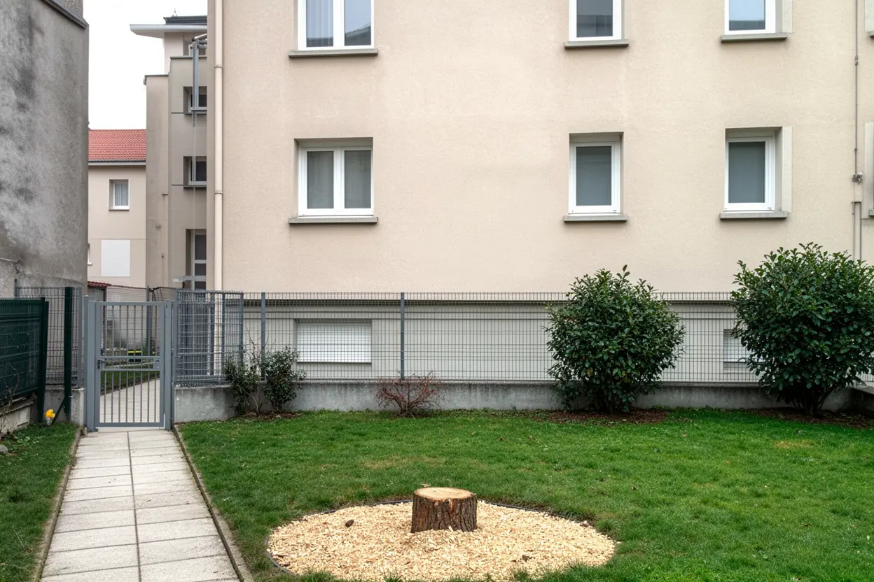 Jardin grenoblois dégagé après abattage contrôlé