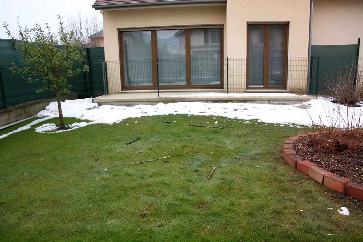 Pelouse propre après ramassage à Sassenage